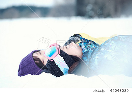 スキー場の女性 44043089