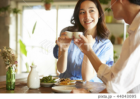 部屋でお酒を飲む男女 部屋でお酒を飲む男女 44043095