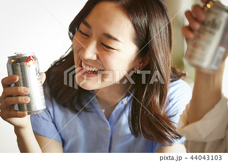 部屋でお酒を飲む男女 44043103