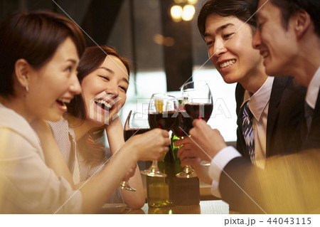 お酒を飲む社会人 44043115