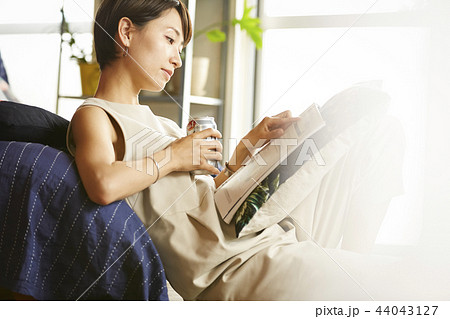 部屋でお酒を飲む女性 44043127
