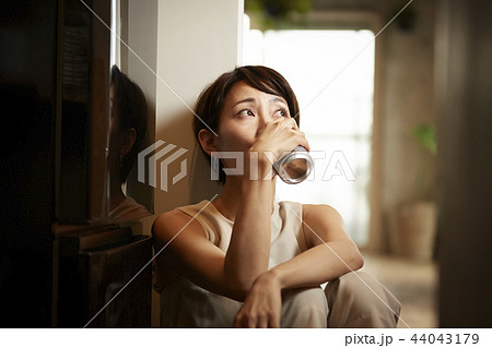部屋でお酒を飲む女性 部屋でお酒を飲む女性 44043179