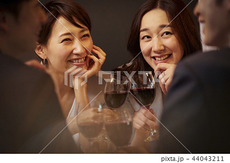 お酒を飲む社会人 44043211