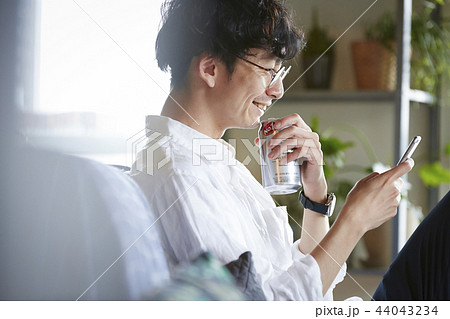 部屋でお酒を飲む男性 部屋でお酒を飲む男性 44043234