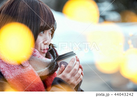 雪の中ティータイムを楽しむ女性 44043242