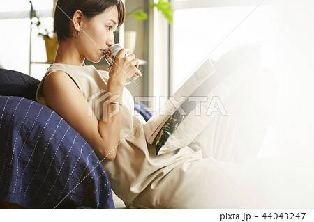 部屋でお酒を飲む女性 44043247