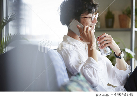 部屋でお酒を飲む男性 44043249