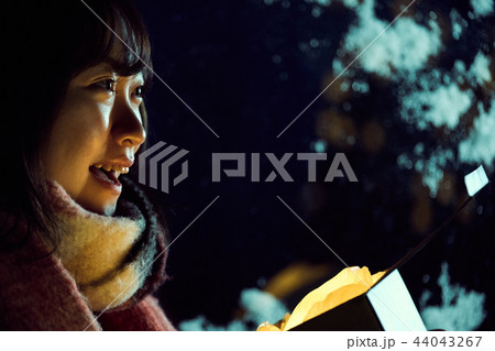 プレゼントを持つ女性 44043267