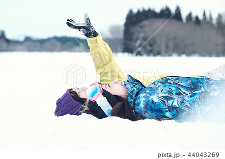 スキー場の女性 44043269