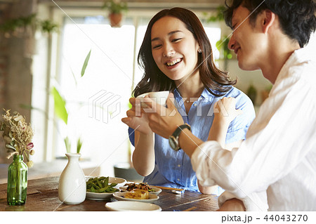 部屋でお酒を飲む男女 部屋でお酒を飲む男女 44043270