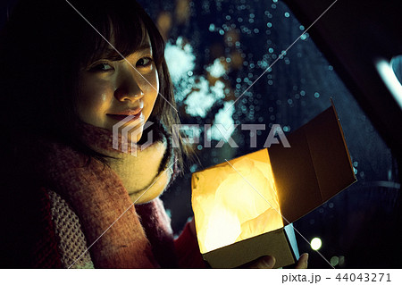 プレゼントを持つ女性 プレゼントを持つ女性 44043271