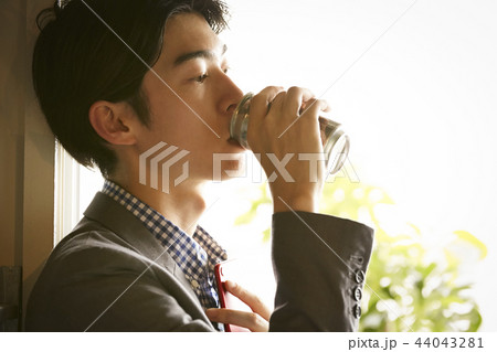 部屋でお酒を飲む男性 44043281