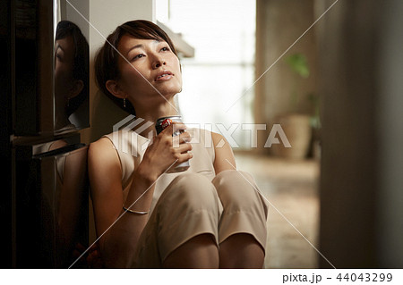 部屋でお酒を飲む女性 44043299