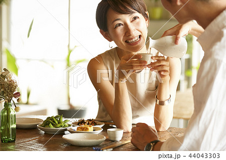 部屋でお酒を飲む男女 44043303