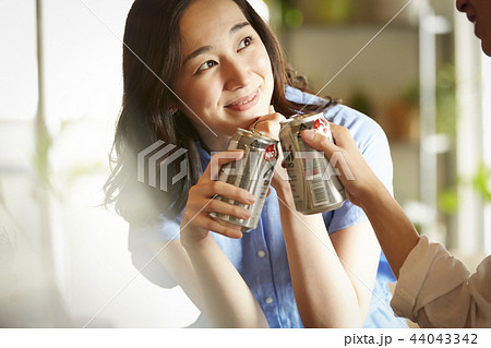 部屋でお酒を飲む男女 44043342