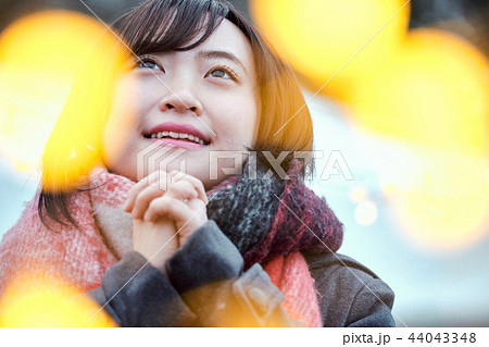 雪の中に立つ女性 雪の中に立つ女性 44043348