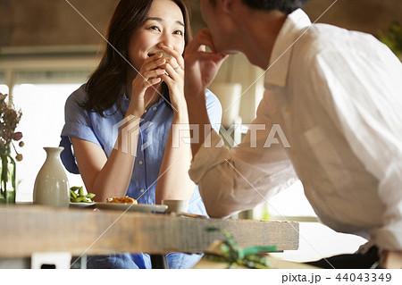 部屋でお酒を飲む男女 部屋でお酒を飲む男女 44043349