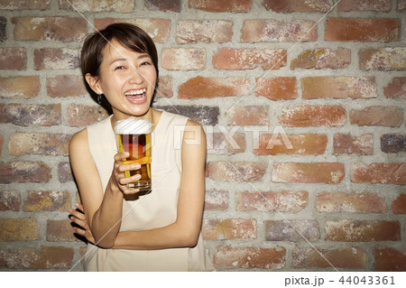 夜遊びをする女性 44043361