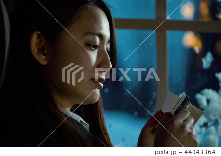 勉強をする女子高生 44043364