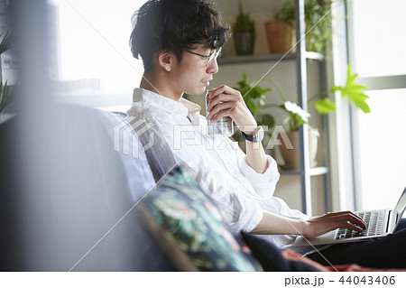部屋でお酒を飲む男性 44043406