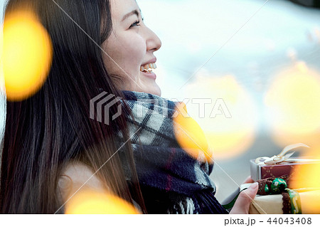 プレゼントを持つ女性 44043408