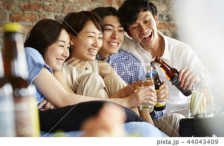 ホームパーティーを楽しむ人々 44043409