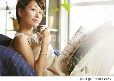 部屋でお酒を飲む女性 44043425