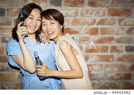 夜遊びをする女性 44043462