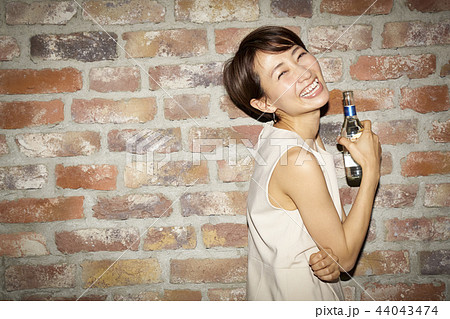 夜遊びをする女性 44043474