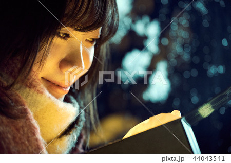 プレゼントを持つ女性 44043541