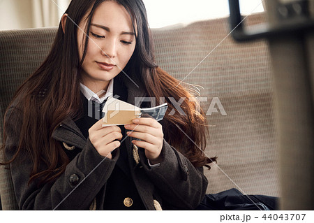 電車に乗る女子高生 44043707