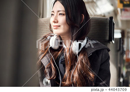 電車に乗る女子高生 44043709