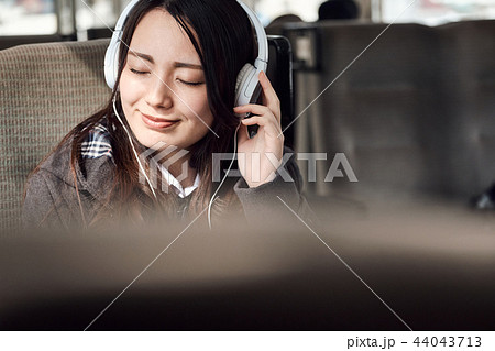 電車に乗る女子高生 44043713