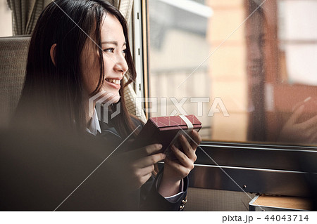 電車に乗る女子高生 44043714