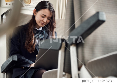 電車に乗る女子高生 44043731