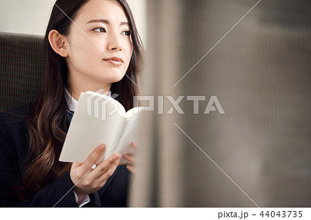 電車に乗る女子高生 44043735