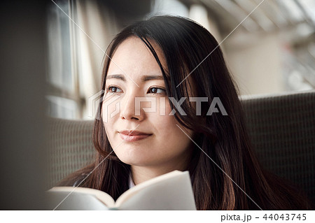 電車に乗る女子高生 電車に乗る女子高生 44043745