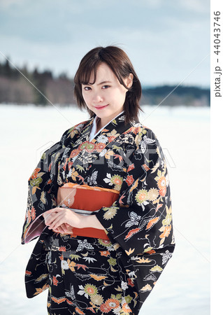 雪の中に立つ着物の女性 雪の中に立つ着物の女性 44043746