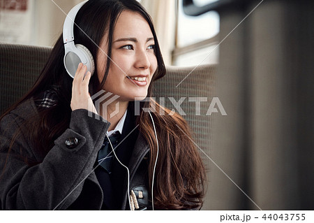 電車に乗る女子高生 44043755