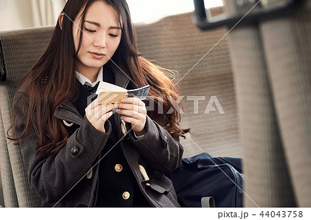 電車に乗る女子高生 44043758