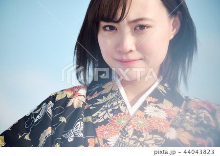 雪の中に立つ着物の女性 雪の中に立つ着物の女性 44043823