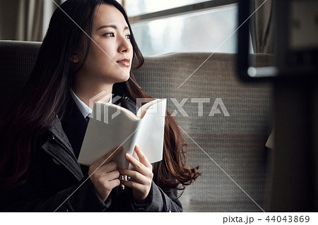 電車に乗る女子高生 電車に乗る女子高生 44043869