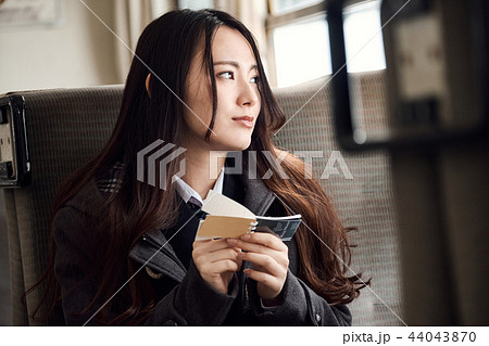電車に乗る女子高生 電車に乗る女子高生 44043870