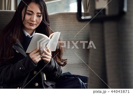 電車に乗る女子高生 電車に乗る女子高生 44043871