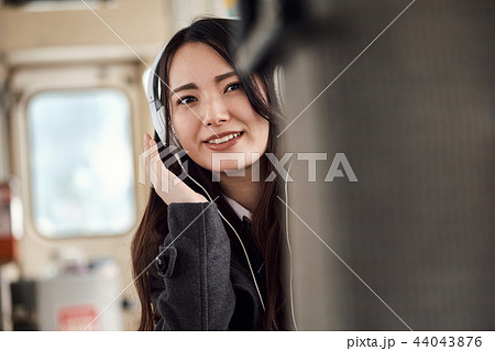 電車に乗る女子高生 電車に乗る女子高生 44043876