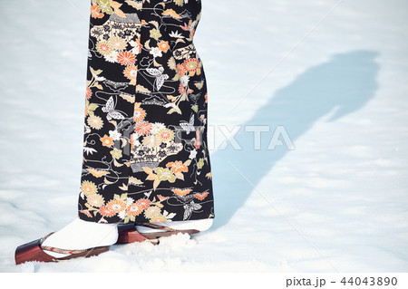 雪の中に立つ着物の女性 雪の中に立つ着物の女性 44043890