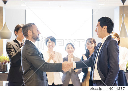 ビジネス 成功 握手の写真素材