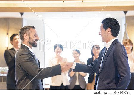 ビジネス 成功 握手の写真素材