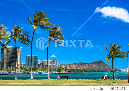 ハワイ ダイヤモンドヘッドとワイキキ マジックアイランドよりの写真素材
