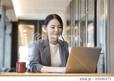 ビジネス パソコン 女性 ビジネス パソコン 女性 44046375